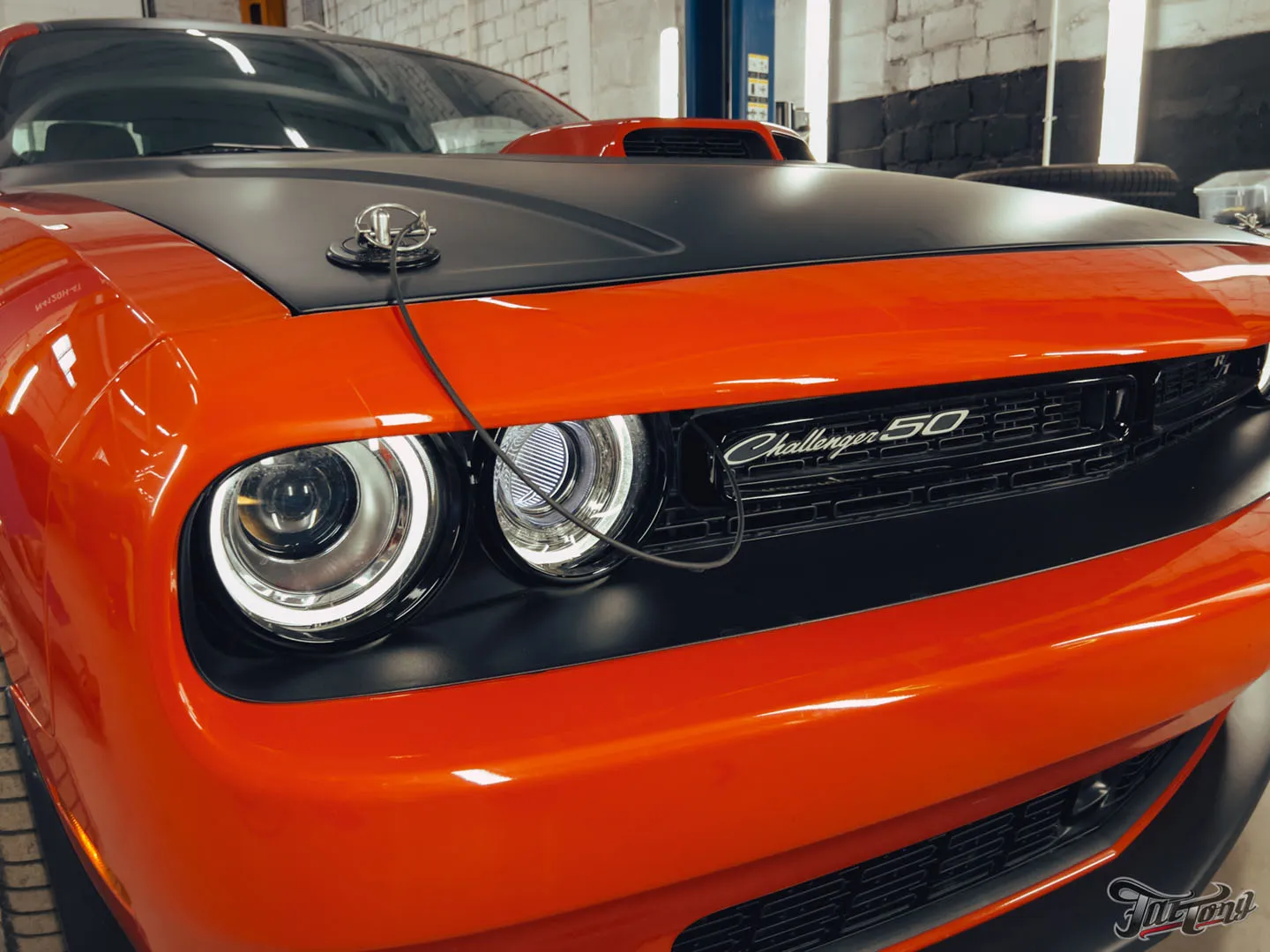 Техническое обслуживание яркого Dodge Challenger Shaker